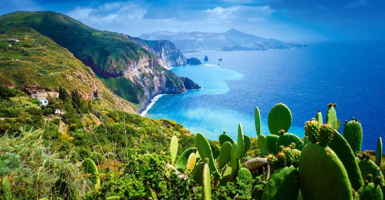 جاهای دیدنی ایتالیا؛ کشوری پر از شگفتیهای هنری 27 جزیره آیولین (Aeolian Islands)