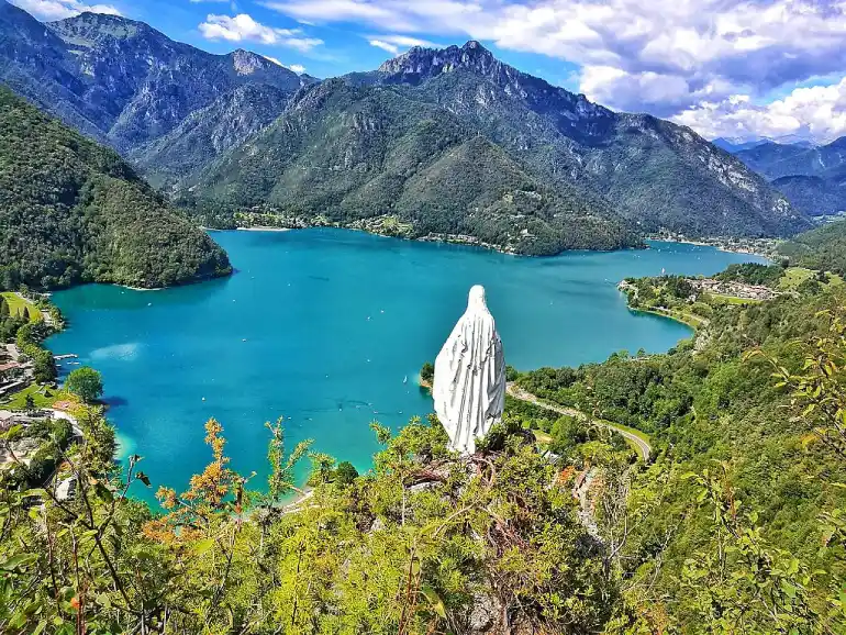 جاهای دیدنی ایتالیا؛ کشوری پر از شگفتیهای هنری 11 دریاچه لدو (Lake Ledro)