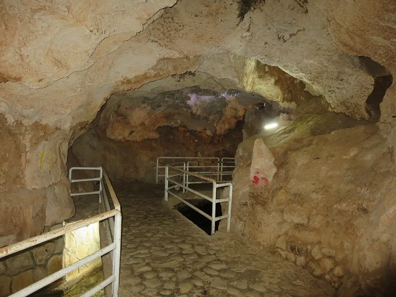 راهنمای سفر به جوانرود کرمانشاه؛ از جاهای دیدنی تا پیشینه تاریخی 14 غار قوری قلعه جوانرود