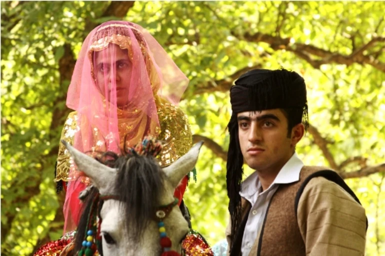 راهنمای سفر به جوانرود کرمانشاه؛ از جاهای دیدنی تا پیشینه تاریخی 42 فرهنگ مردم جوانرود