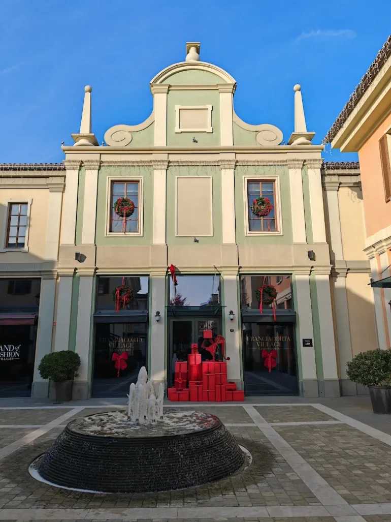 جاهای دیدنی ایتالیا؛ کشوری پر از شگفتیهای هنری 84 مرکز خرید فرانچیاکورتا (Franciacorta Outlet Village, Rodengo Saiano)