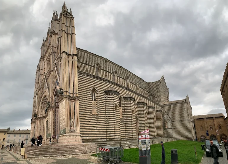 جاهای دیدنی ایتالیا؛ کشوری پر از شگفتیهای هنری 44 کلیسای جامع اورویتو (Orvieto Cathedral)