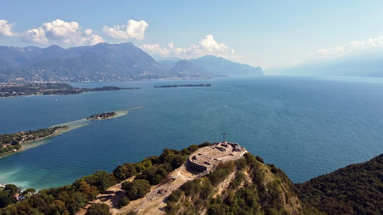 جاهای دیدنی ایتالیا؛ کشوری پر از شگفتیهای هنری 5 دریاچه گاردا (Lake Garda)