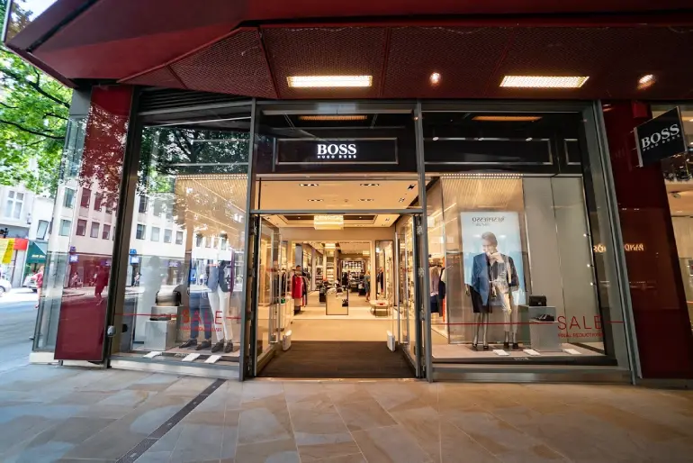 جاهای دیدنی لندن؛ سفری به قلب تاریخ و فرهنگ انگلستان 57 وان نیو چنج (One new change)