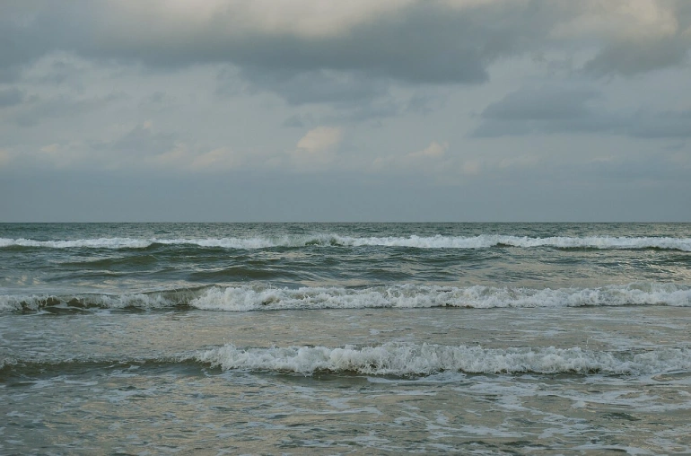 عمق دریای خزر چقدر است؟