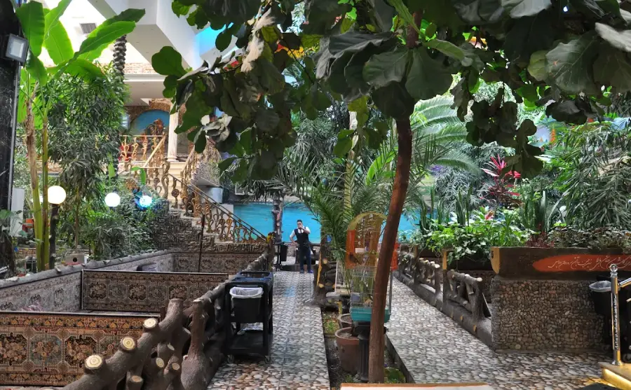 رستوران سنتی و باغ آنا