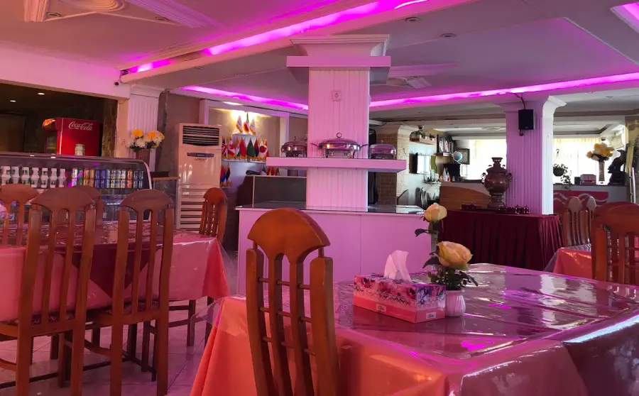 20 تا از بهترین رستوران های قشم؛ برای عاشقان غذاهای دریایی و محلی 33 رستوران شبهای جزیره قشم