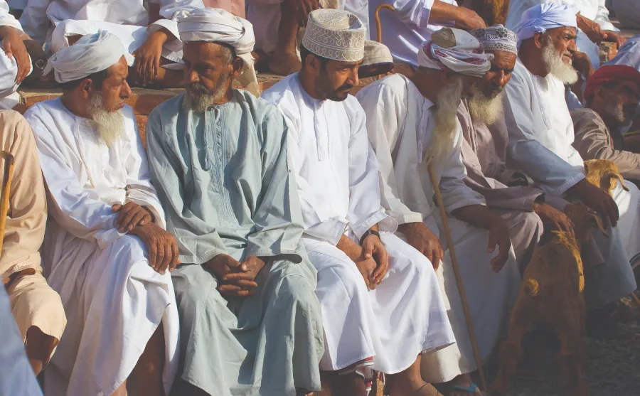 راهنمای سفر به مسقط؛ مرز بین سنت و مدرنیته در عمان 51 لباس و پوشش سنتی مردم مسقط