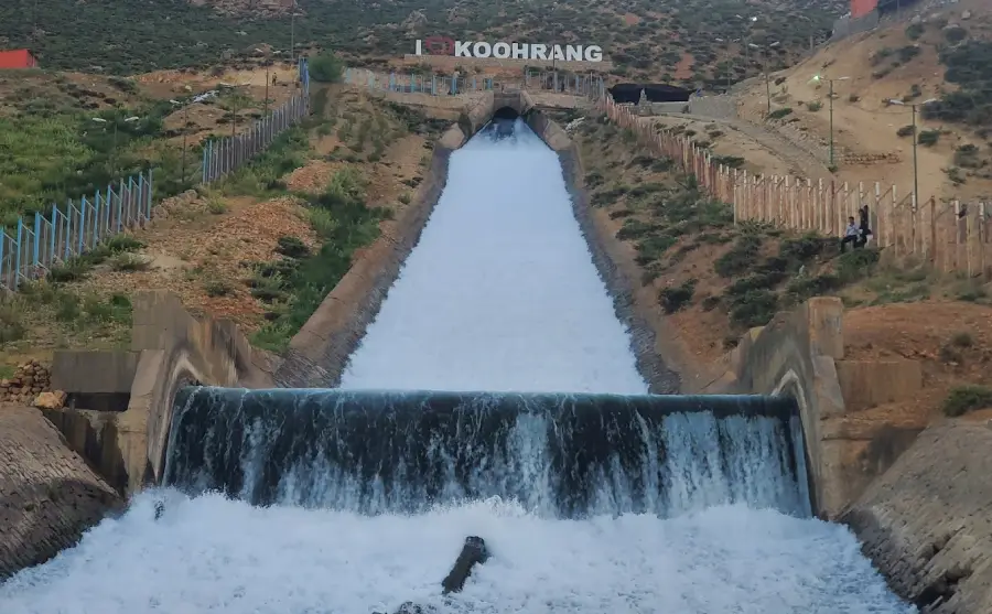 بهترین جاهای دیدنی چهار محال و بختیاری؛ بام سرسبز ایران 14 آبشار تونل کوهرنگ