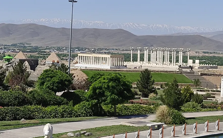 مینی ورلد ملایر کجاست؟