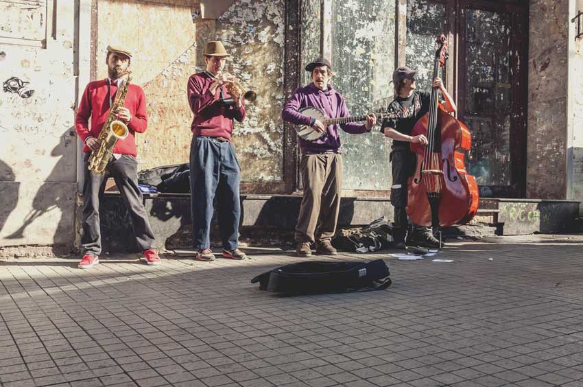موسیقی زنده در خیابان استقلال