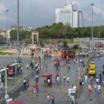 چه چیزی این همه توریست را به میدان تکسیم استانبول می‌کشاند؟