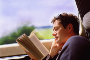 خواندن کتاب در اتوبوس
