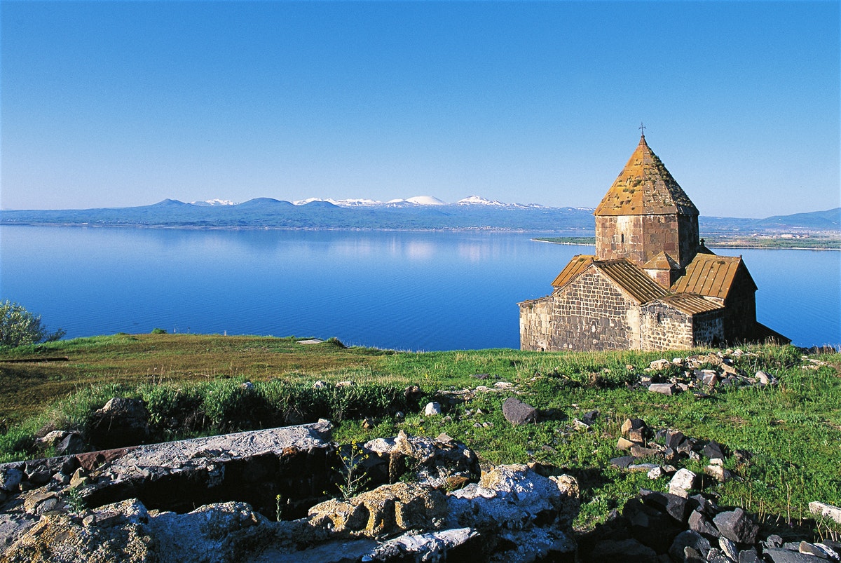 دریاچه سوان در سفر زمینی به ایروان - ارمنستان