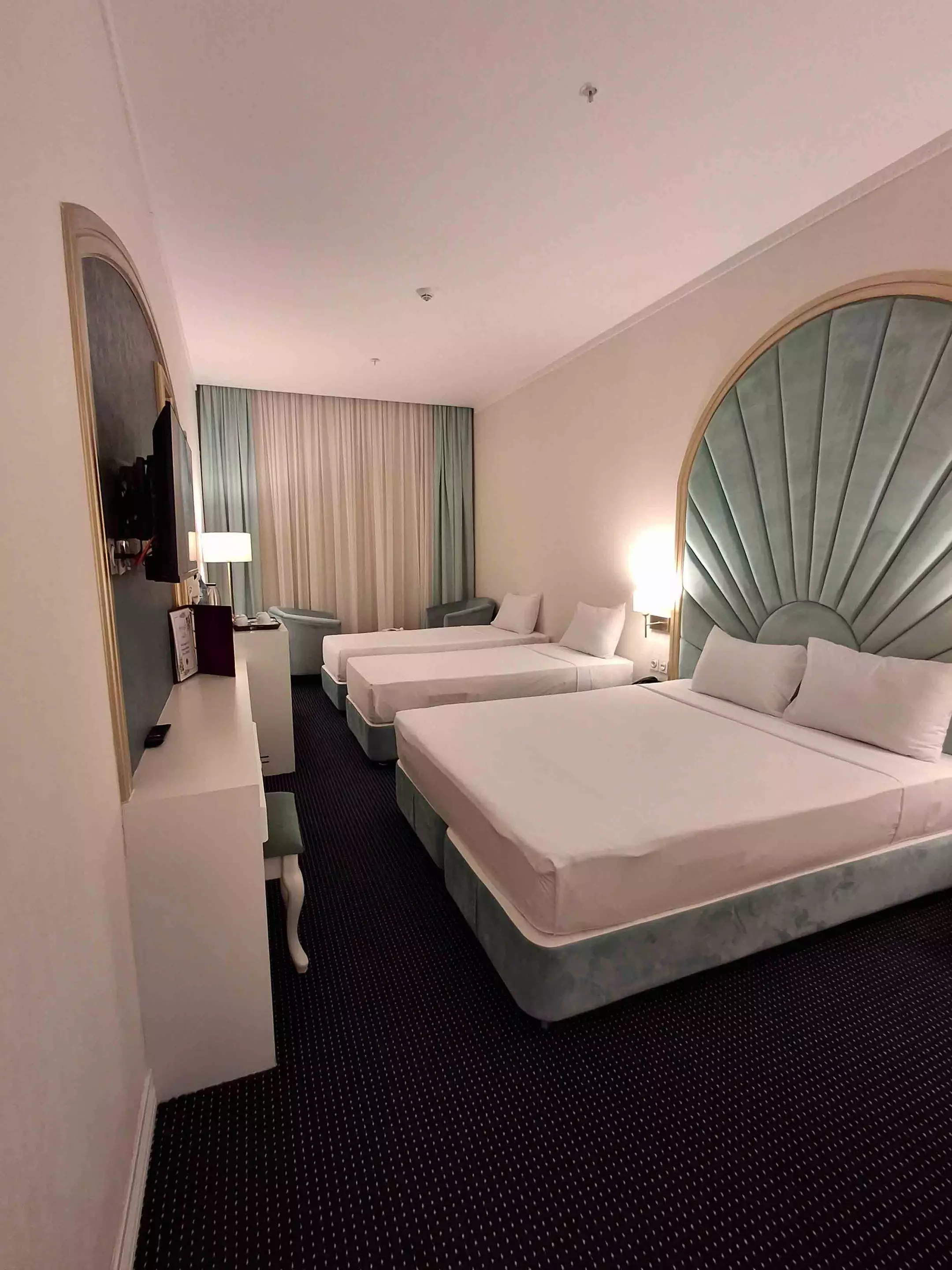 Alibaba https://cdn.alibaba.ir/ostorage/hotel-accommodation-images/6803a75319aa61e2a799af49_سه-تخته-با-نفر-اضافه(4نفره)-(4).webp