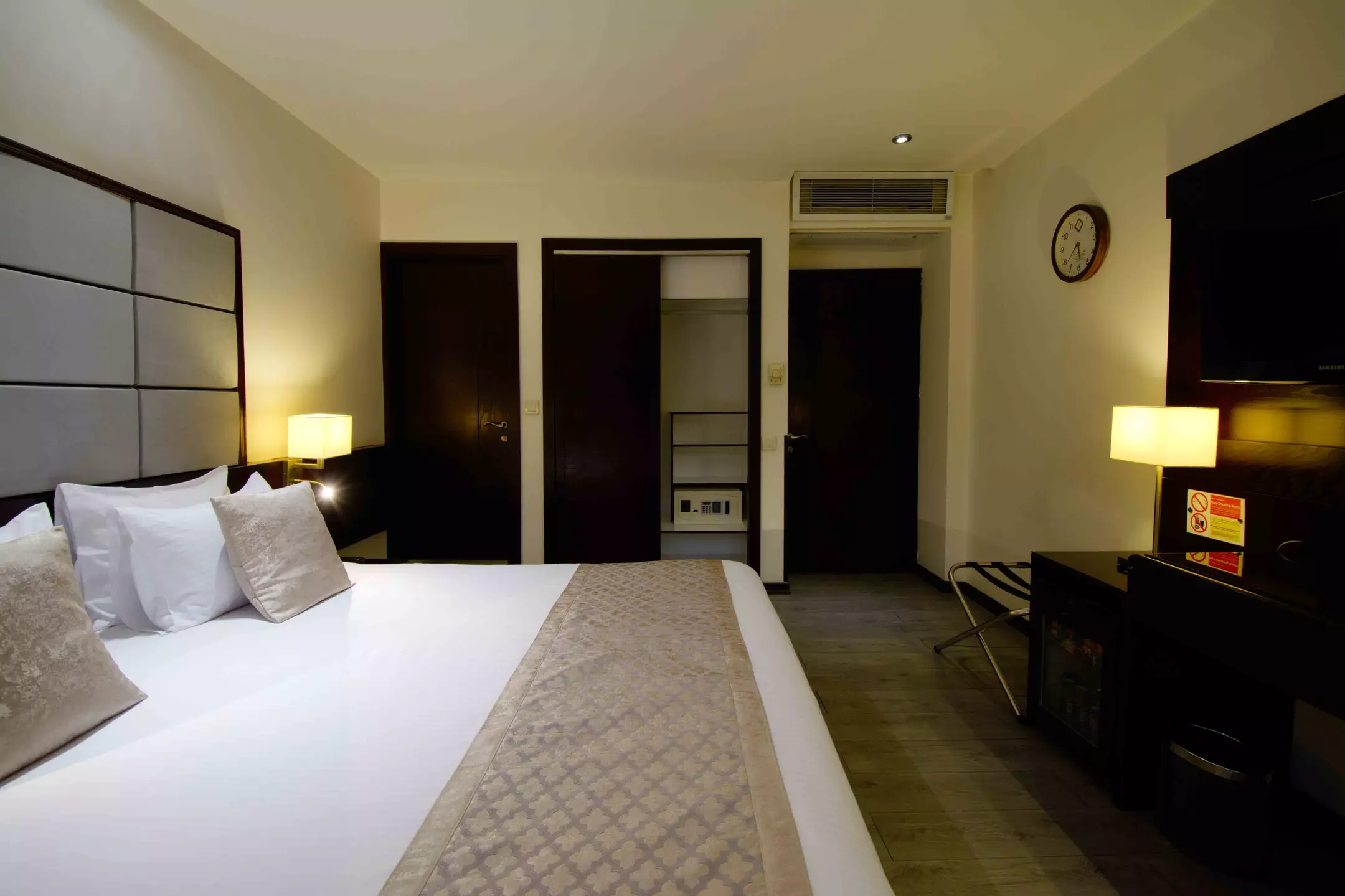 Alibaba https://cdn.alibaba.ir/ostorage/hotel-accommodation-images/680e493919aa61e2a799b236_سوئیت-رویال.webp