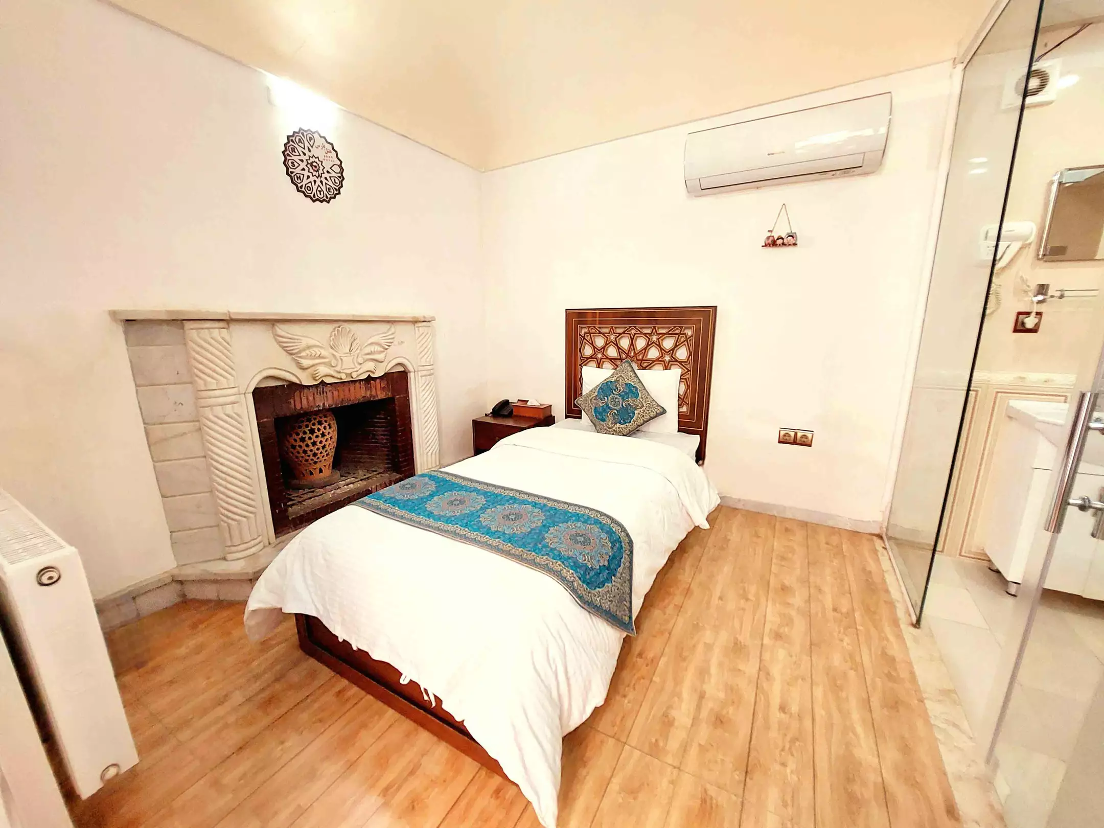 Alibaba https://cdn.alibaba.ir/ostorage/hotel-accommodation-images/6819dc60f6e8766ef96f522d_یک-تخته.webp