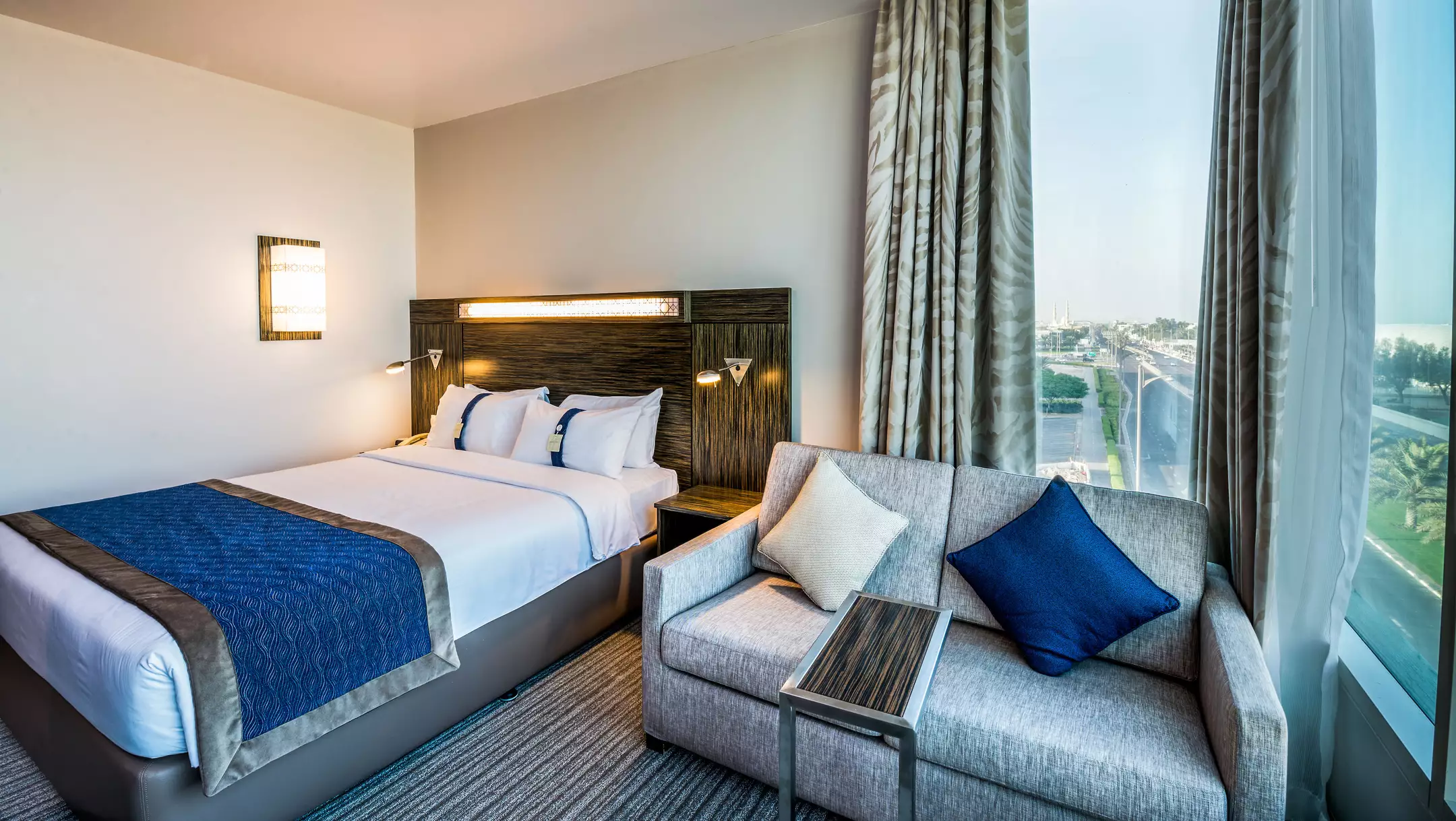 هتل Holiday Inn Express Dubai - Jumeirah دبی