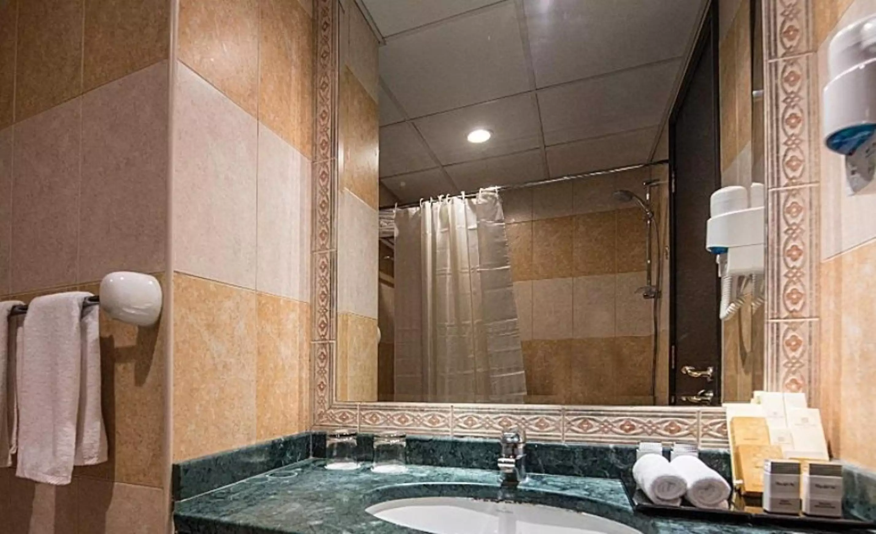 هتل آپارتمان امارات گرند دبی