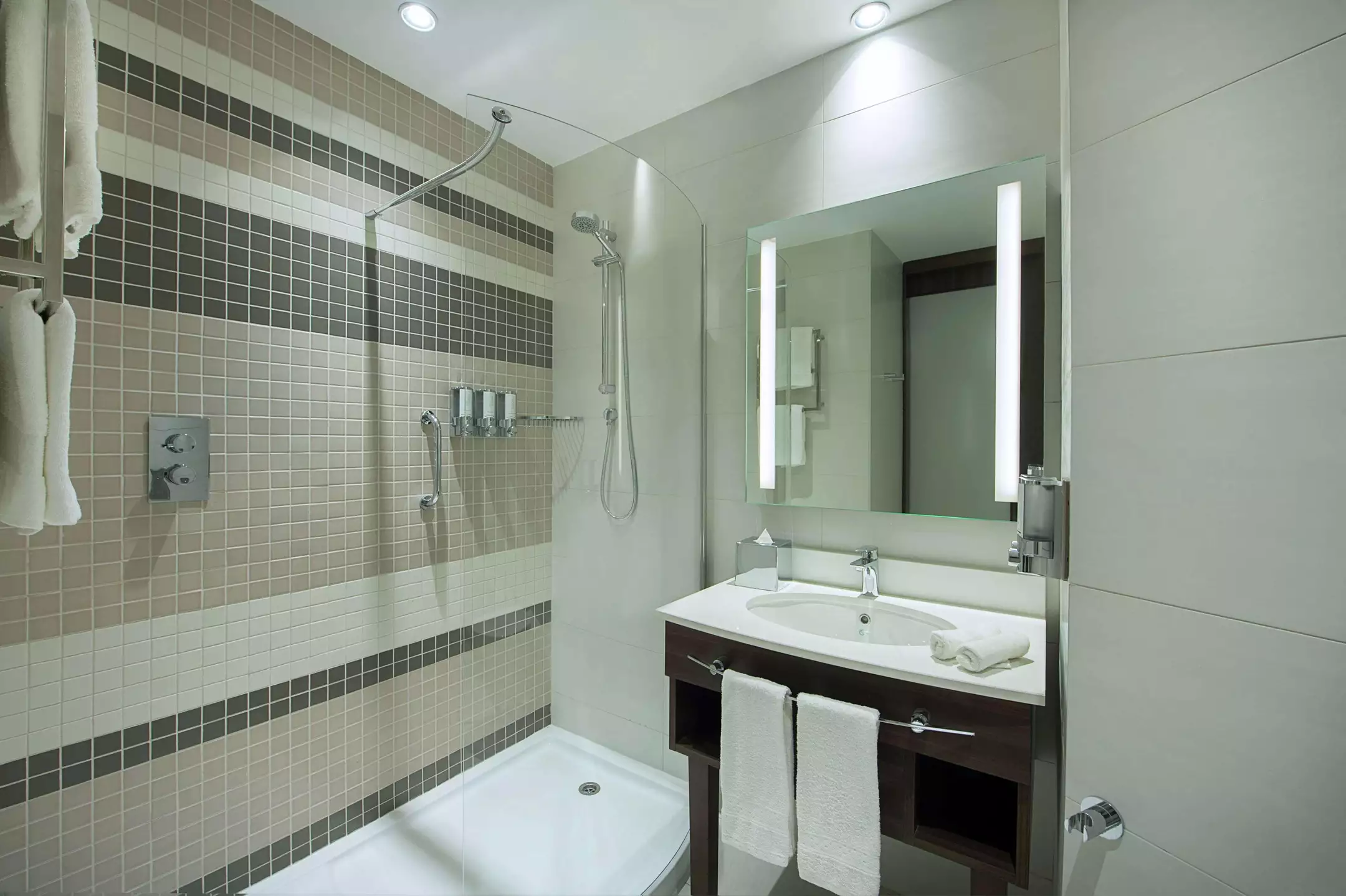 Alibaba https://cdn.alibaba.ir/ostorage/hotel-accommodation-images/68628517ac13a7ed0d853826_Dubai-Hampton-by-Hilton-Dubai-Airport-0.webp