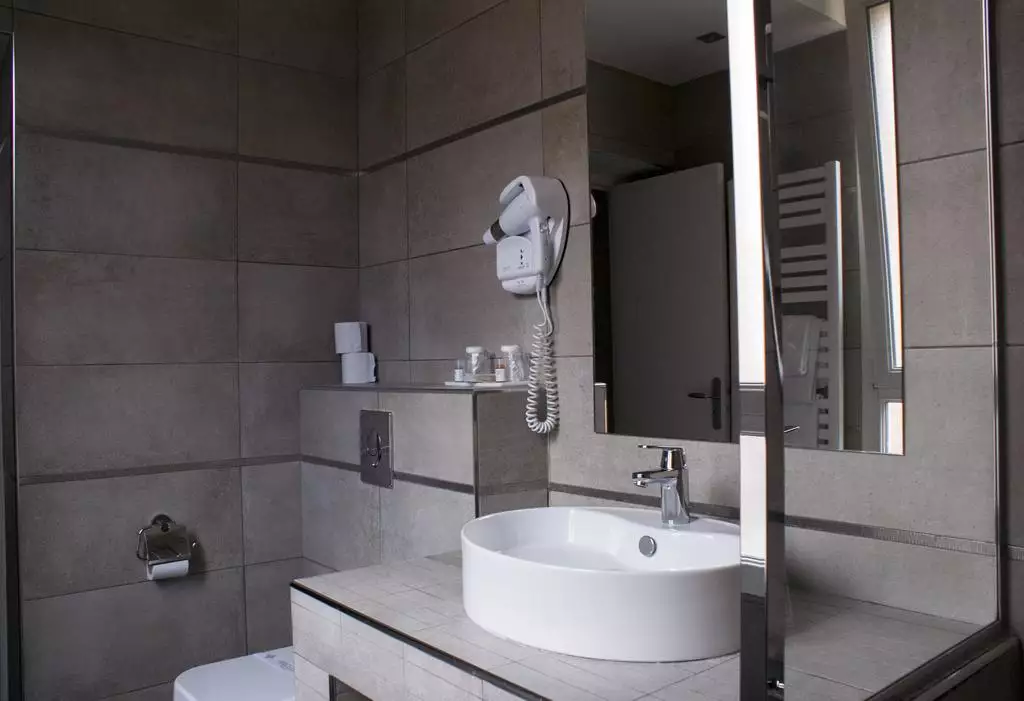 Alibaba https://cdn.alibaba.ir/ostorage/hotel-accommodation-images/6888a75dac13a7ed0d858d49_Paris-Hotel-Carina-Tour-Eiffel-0.webp