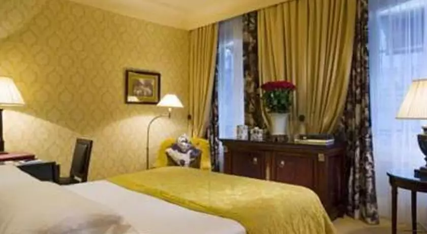 هتل Hotel Francois 1er پاریس