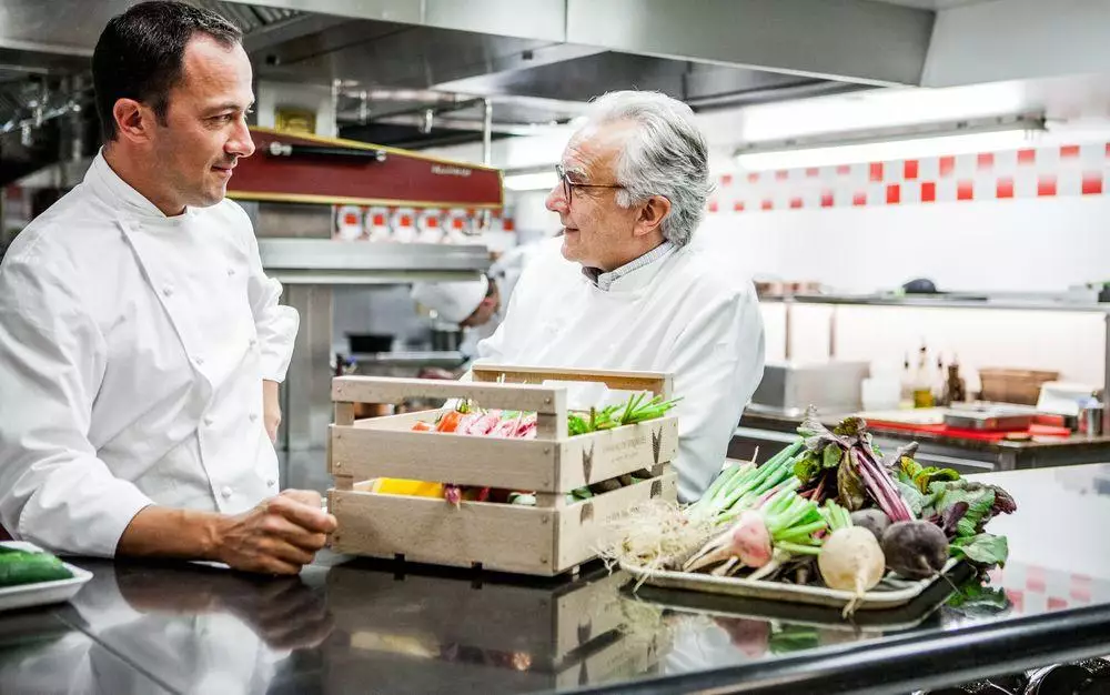 هتل پلازا آتنی پاریس