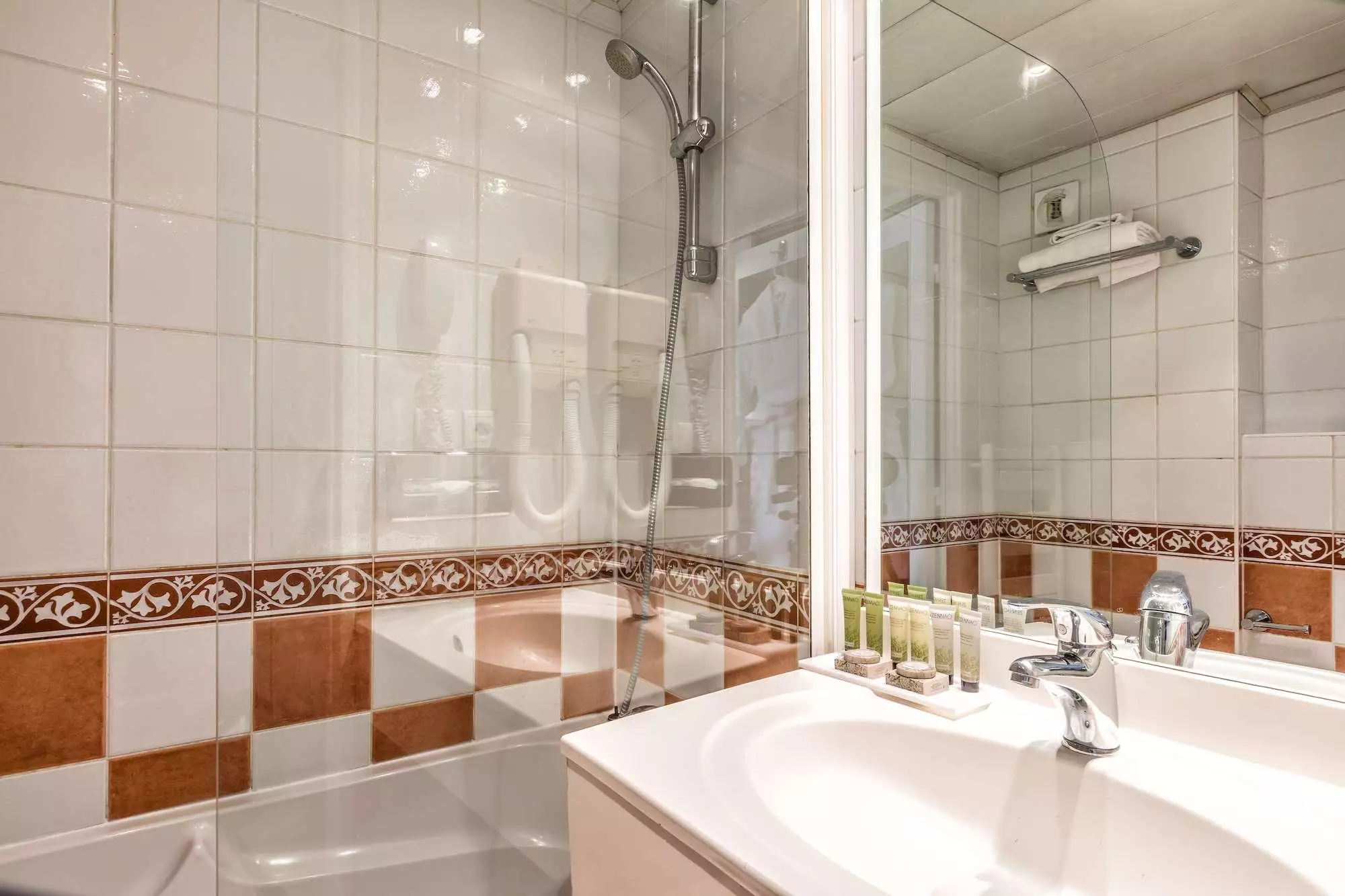 Alibaba https://cdn.alibaba.ir/ostorage/hotel-accommodation-images/6888b17cac13a7ed0d85a19c_Paris-Villa-Alessandra-48.webp