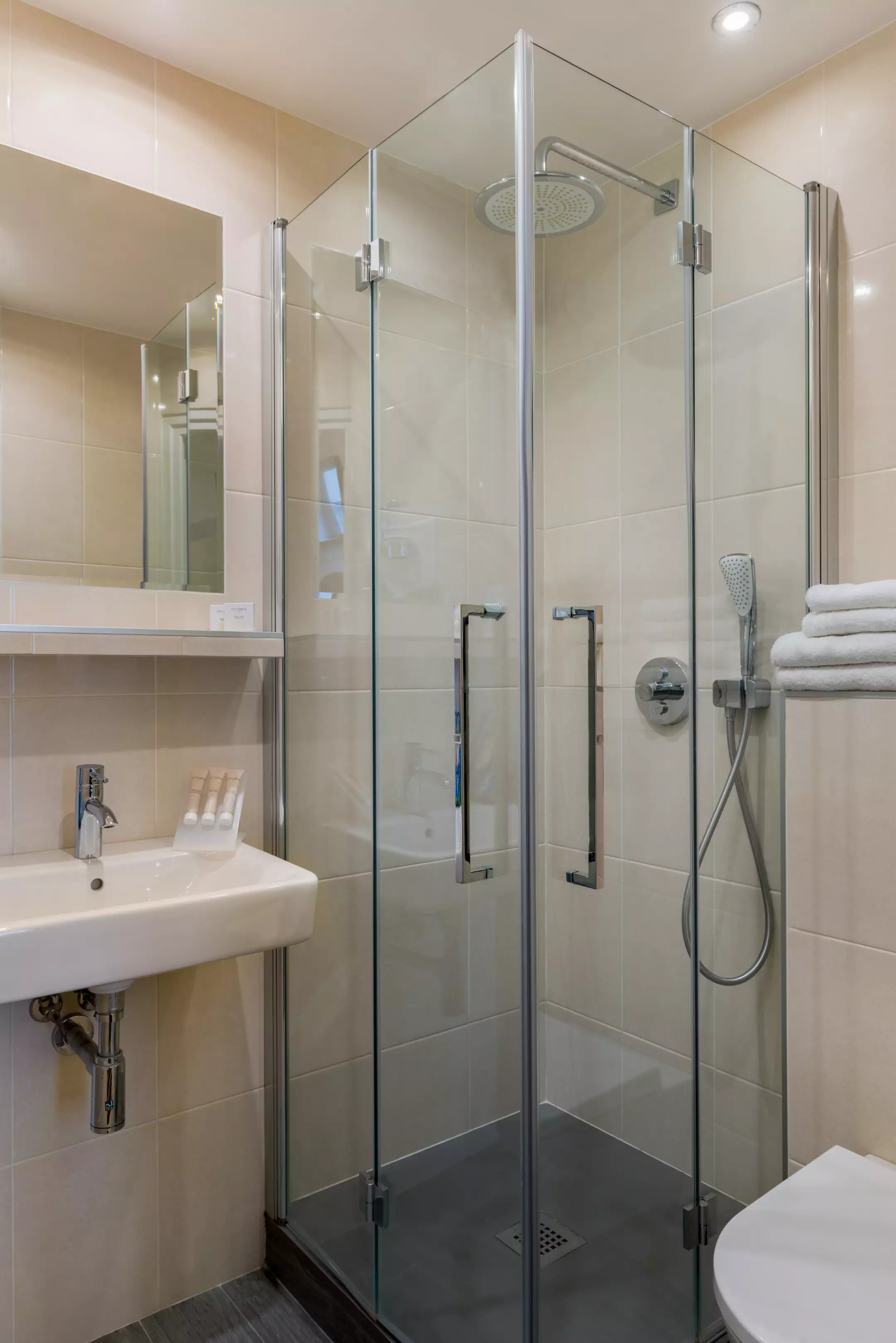 Alibaba https://cdn.alibaba.ir/ostorage/hotel-accommodation-images/6888b329ac13a7ed0d85a4ea_Paris-H-tel-Aida-Marais-0.webp