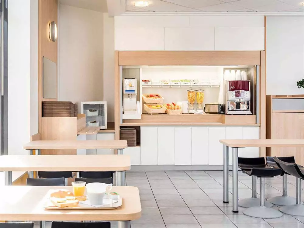 Alibaba https://cdn.alibaba.ir/ostorage/hotel-accommodation-images/6888b4c7ac13a7ed0d85a795_Paris-hotelF1-Paris-Saint-Ouen--March-aux-Puces-0.webp