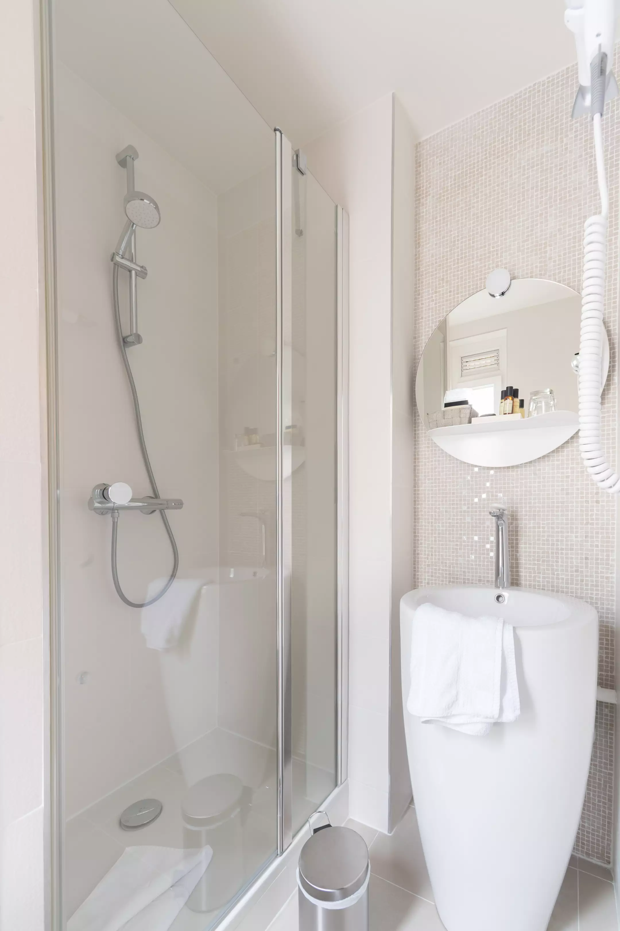 Alibaba https://cdn.alibaba.ir/ostorage/hotel-accommodation-images/6888c3dbac13a7ed0d85c917_Paris-Queens-Hotel-0.webp