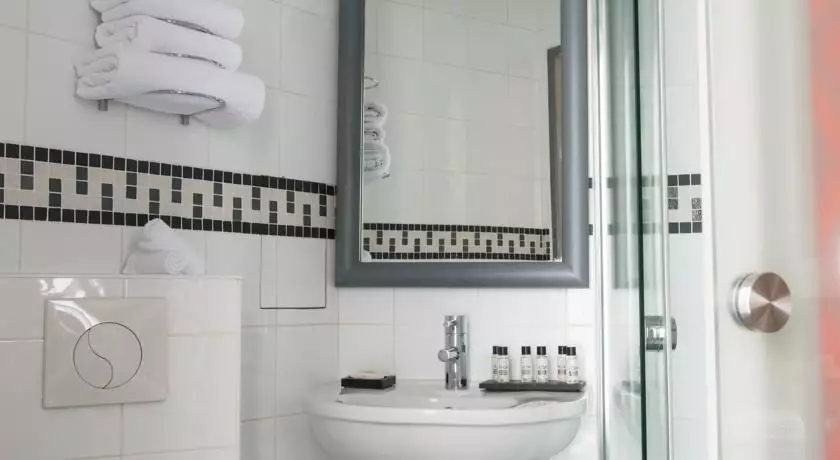 هتل آپولون مونتپارناس پاریس