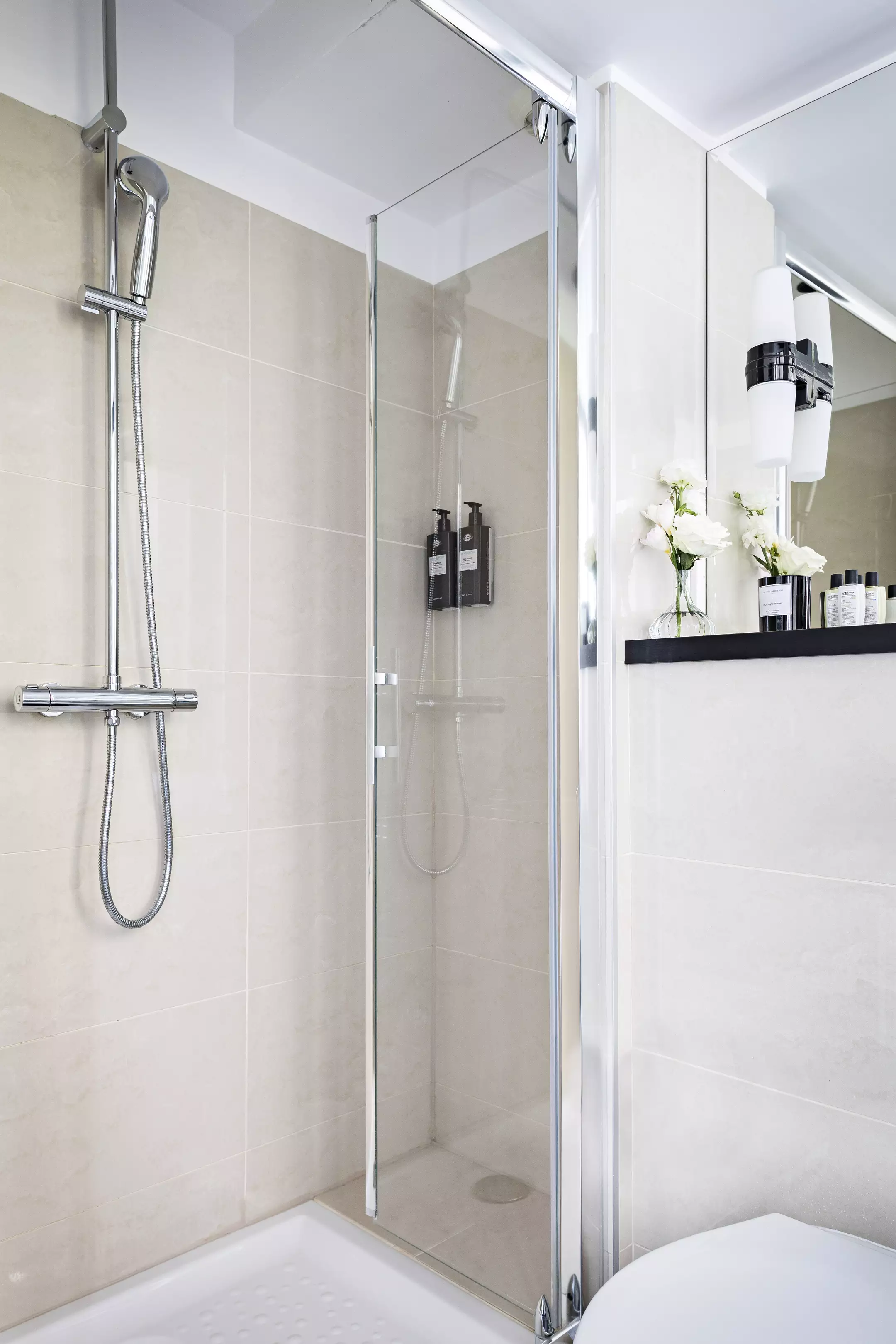 Alibaba https://cdn.alibaba.ir/ostorage/hotel-accommodation-images/6888d33aac13a7ed0d85e994_Paris-Holiday-Inn-Paris--Elys-es-0.webp