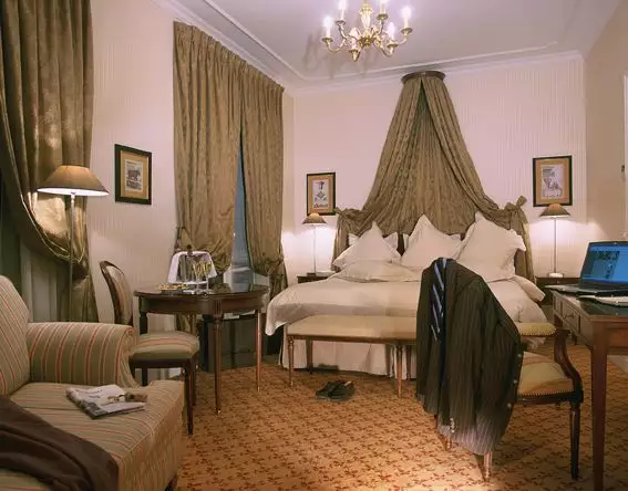 هتل شانزلیزه پلازا پاریس