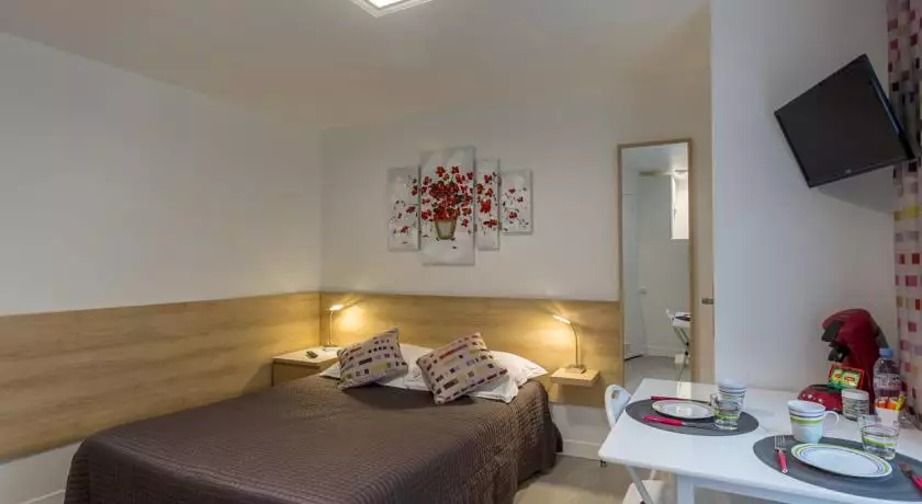 هتل دلورلوج پاریس