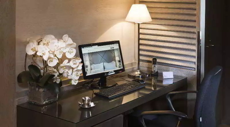 هتل Hotel Longchamp Elysees پاریس