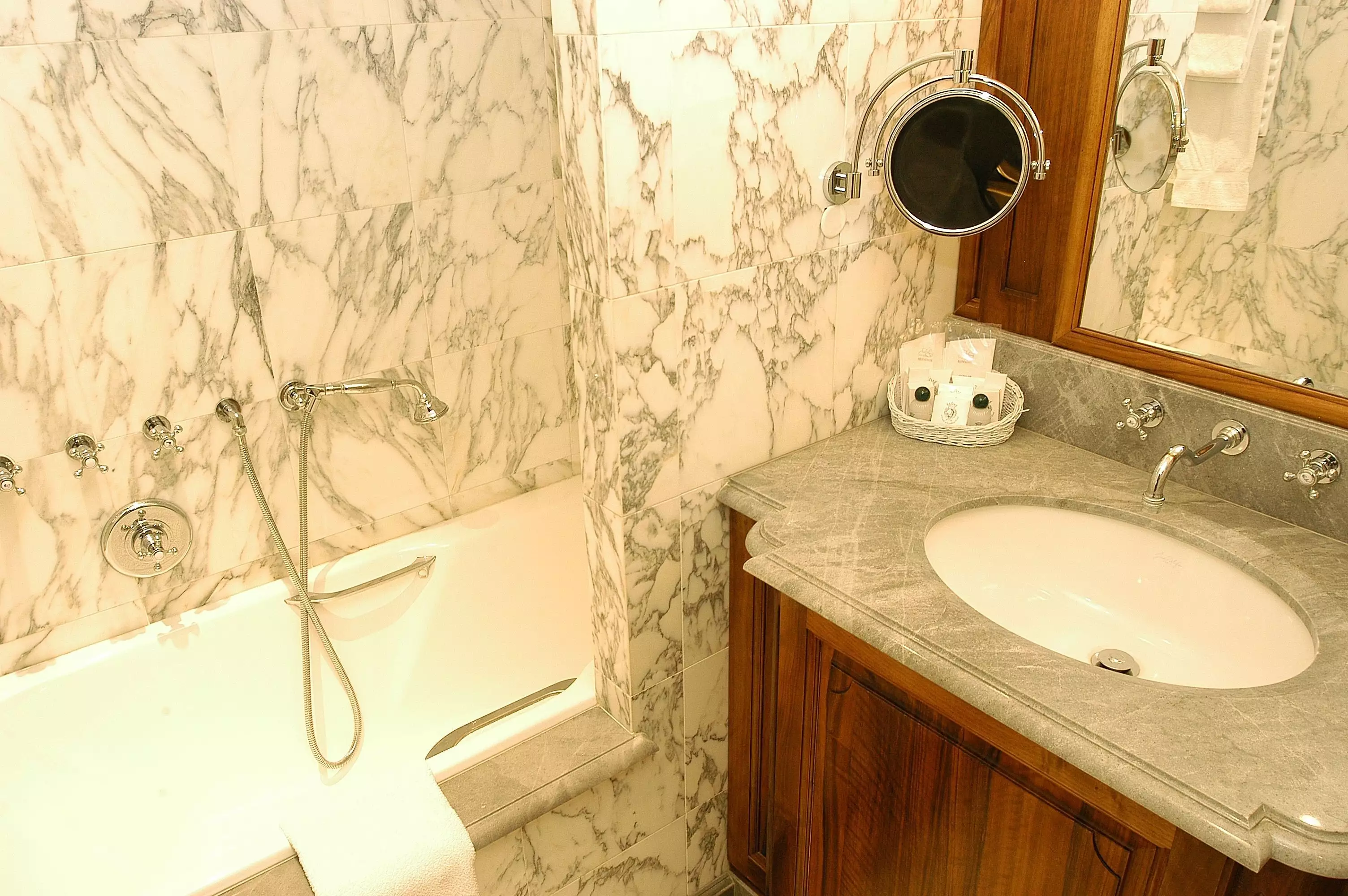 Alibaba https://cdn.alibaba.ir/ostorage/hotel-accommodation-images/6888f134ac13a7ed0d862e40_Paris-Chambiges-Elysees-0.webp