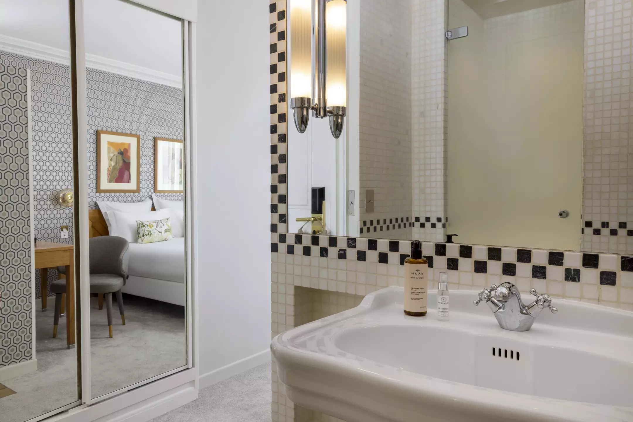 هتل Hotel de Banville پاریس