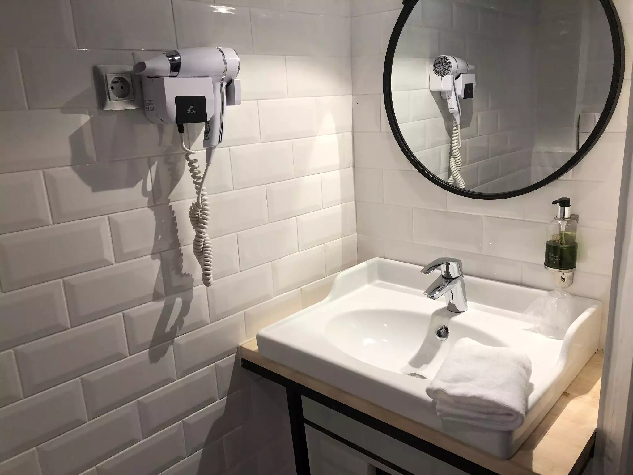 Alibaba https://cdn.alibaba.ir/ostorage/hotel-accommodation-images/6888f5c7ac13a7ed0d8636c3_Paris-H-tel-des-Arts-Bastille-0.webp