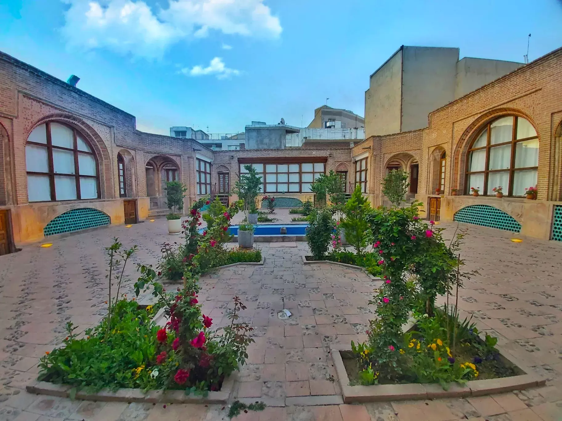 Alibaba https://cdn.alibaba.ir/ostorage/hotel-accommodation-images/688f518bac13a7ed0d8655bb_حیاط.webp