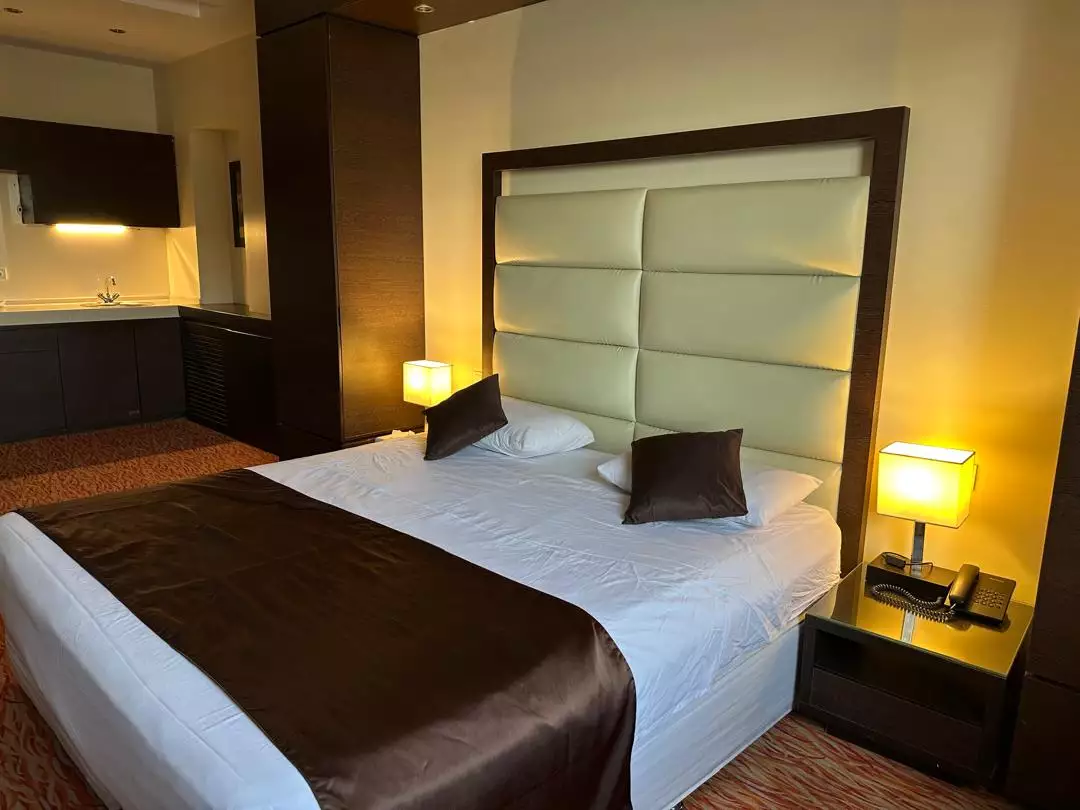 Alibaba https://cdn.alibaba.ir/ostorage/hotel-accommodation-images/68e21b3842794e78685ebb38_کینگ.webp