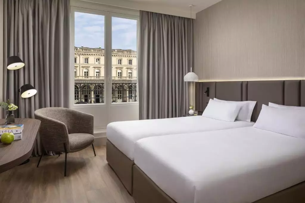 هتل هالیدی این گار د لست پاریس