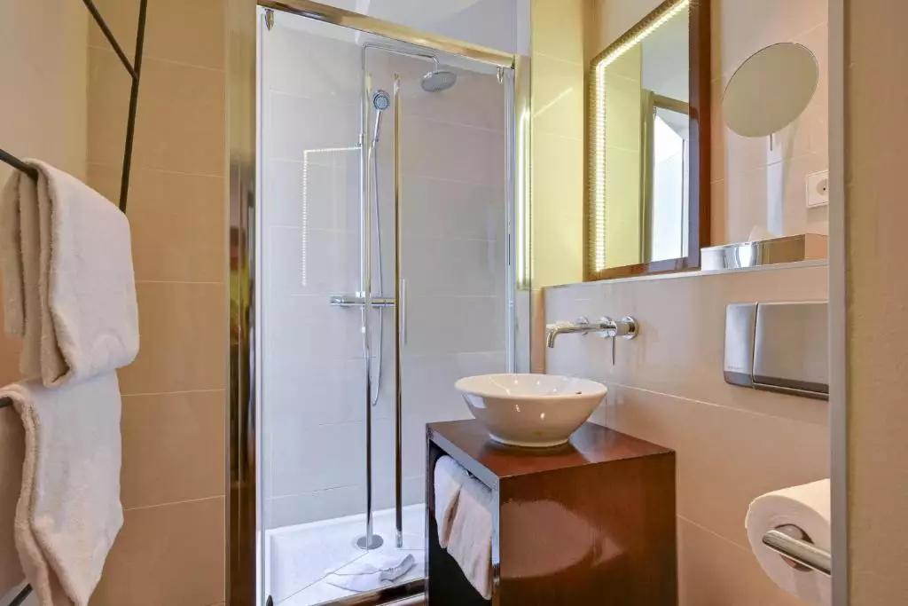 هتل هالیدی این الیزه پاریس