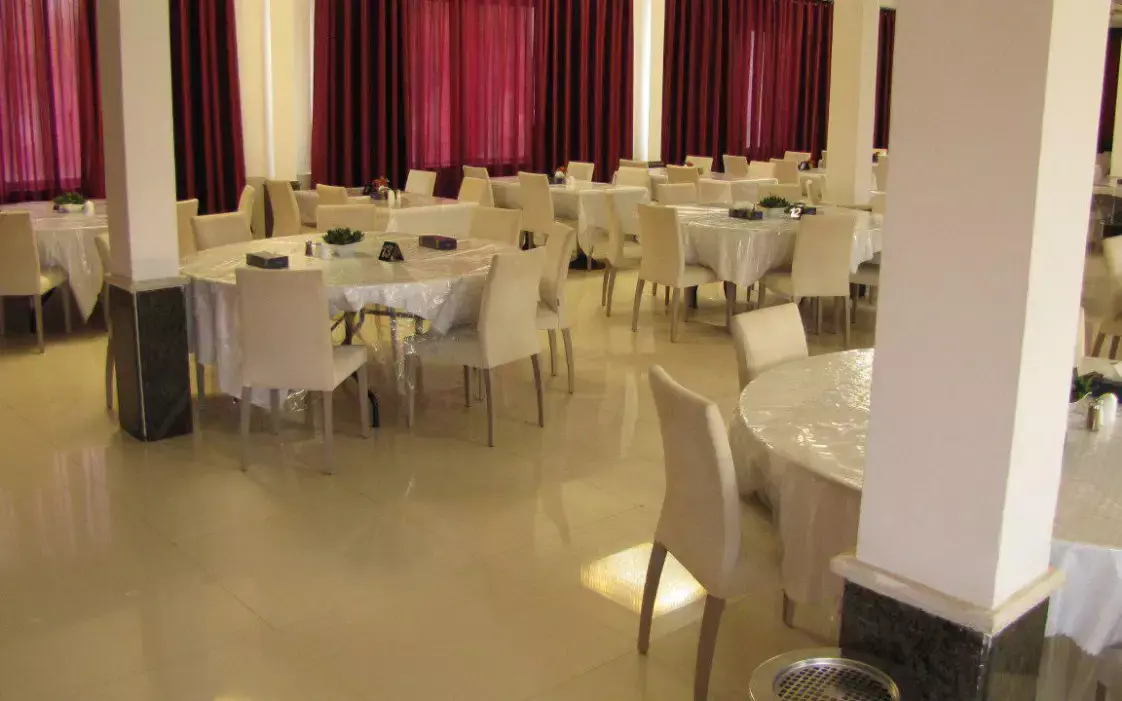 https://cdn.alibaba.ir/ostorage/hotel-accommodation-images/694be642a1e6f83605b7ef18_رستوران.webp