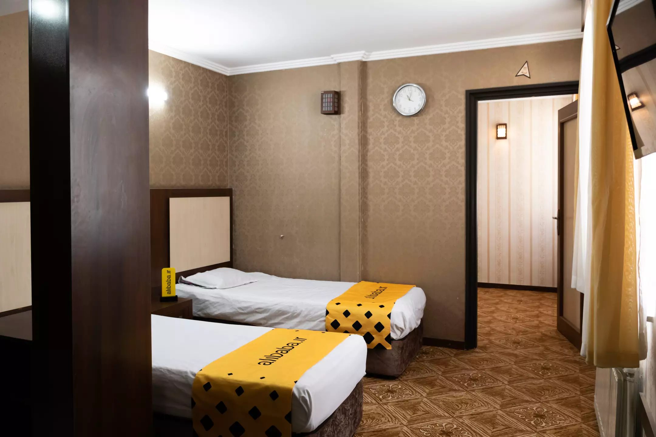 Alibaba https://cdn.alibaba.ir/ostorage/hotel-accommodation-images/69cba1f71c3fc56fd6b85ea5_هتل-سفیران-اتاق-خوابدار-4تخت.webp