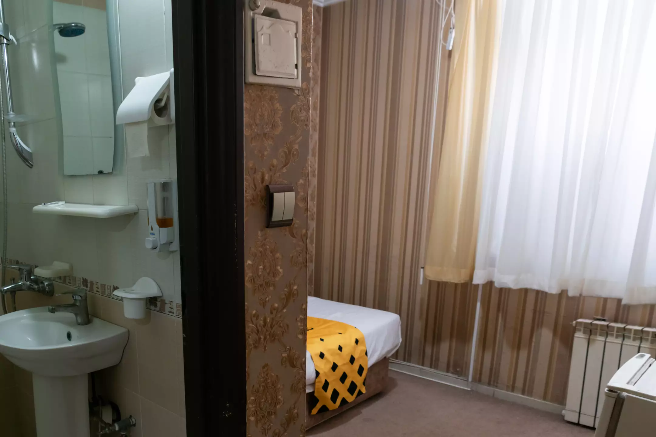 Alibaba https://cdn.alibaba.ir/ostorage/hotel-accommodation-images/69cba2081c3fc56fd6b85ea7_هتل-سفیران-اتاق-یک-تخت.webp