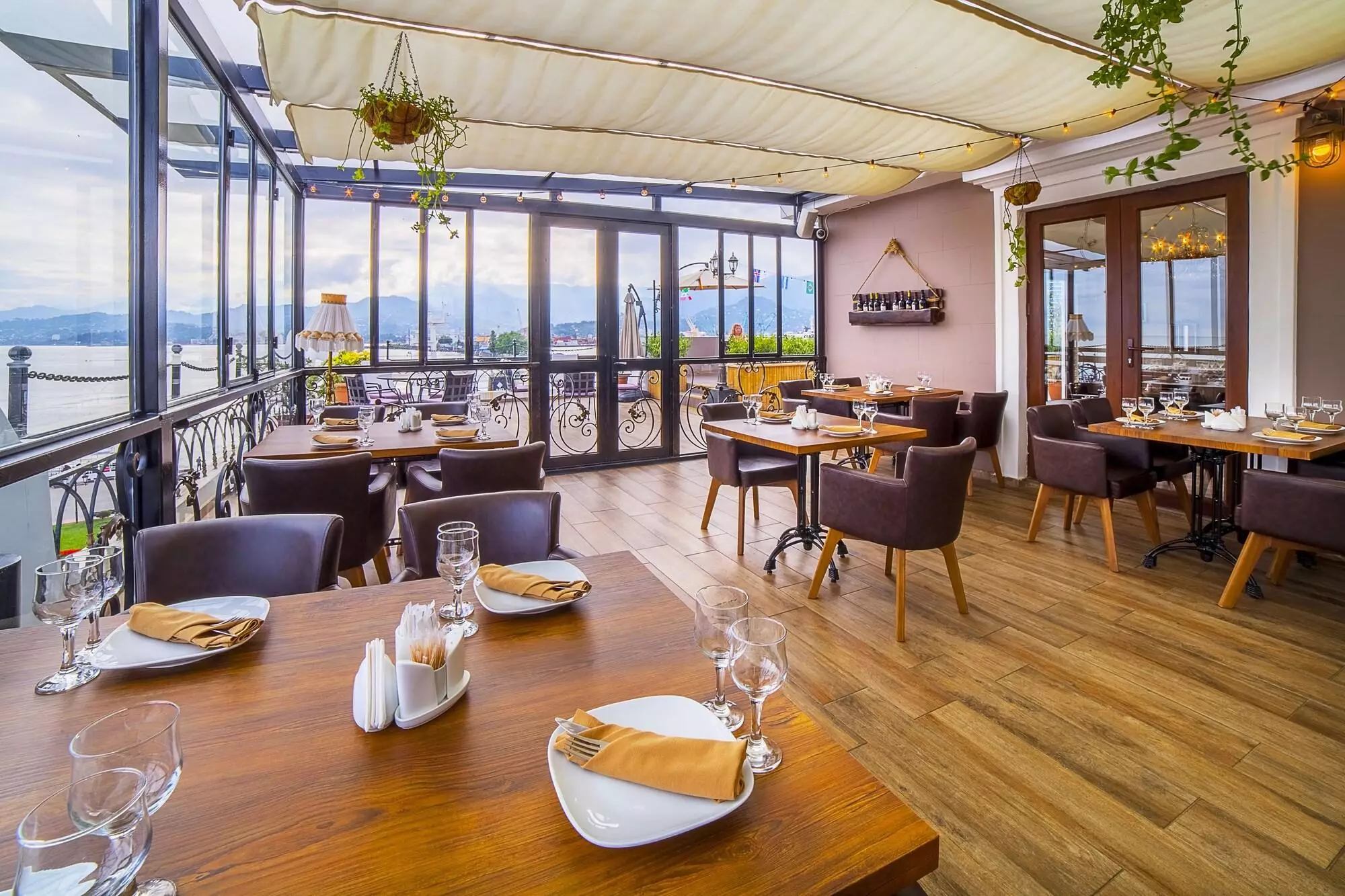 هتل The Admiral Hotel باتومی