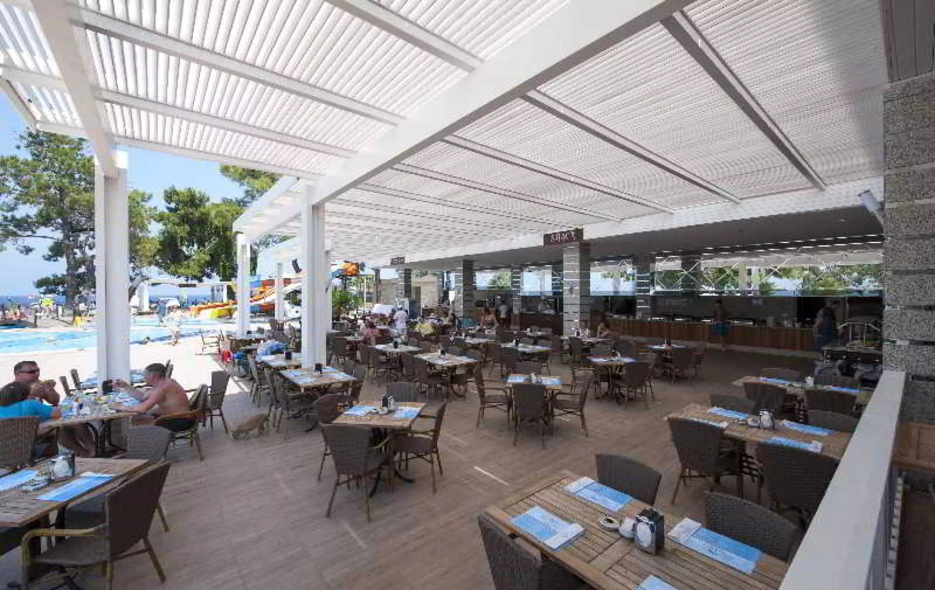 هتل Crystal Aura Beach Resort & Spa کمر