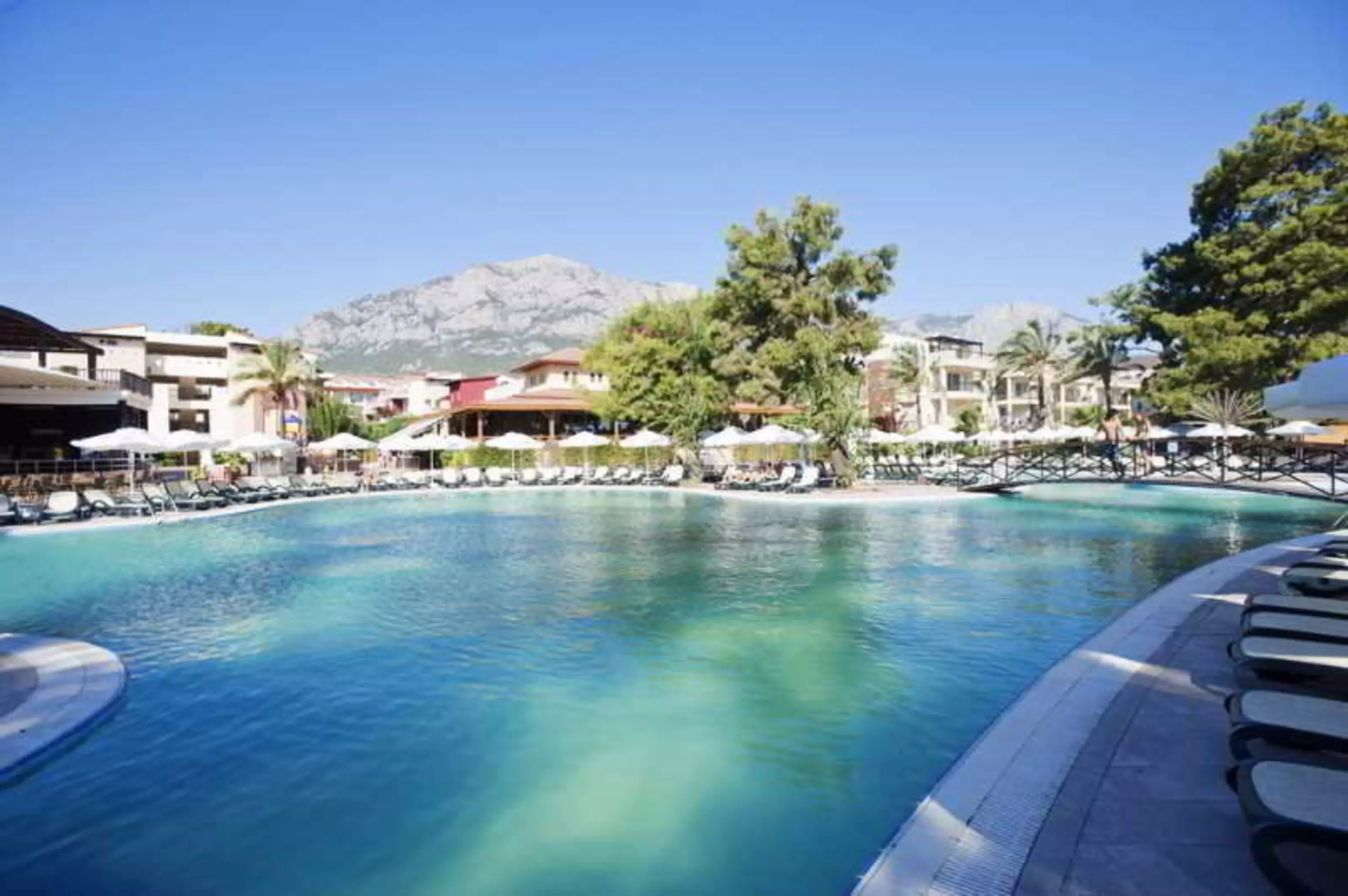 هتل Crystal Aura Beach Resort & Spa کمر