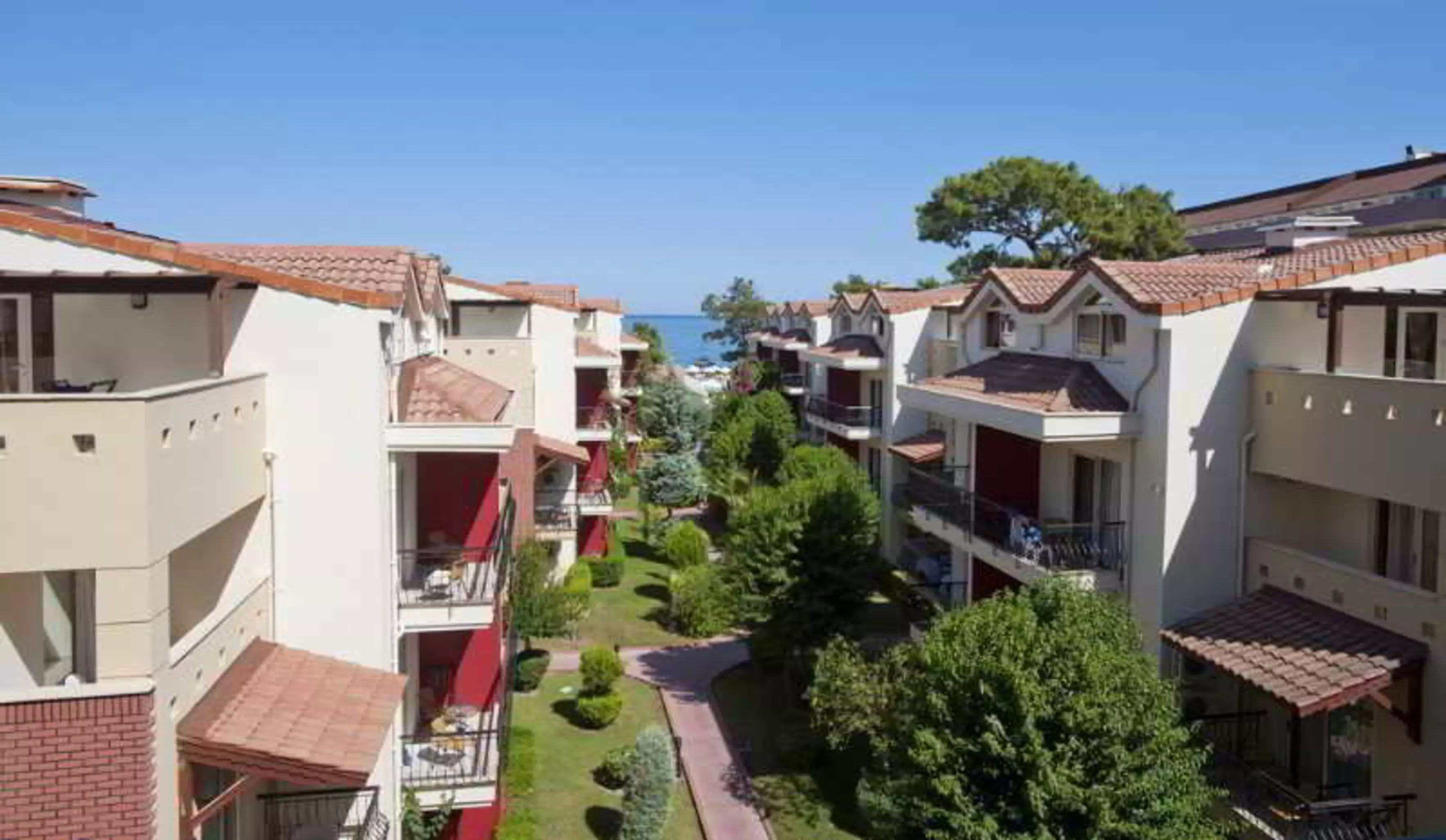 هتل Crystal Aura Beach Resort & Spa کمر